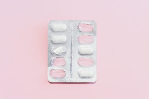 Piperazinele (BZP): „ecstasy” de laborator, efecte reale și riscul de a le confunda cu MDMA